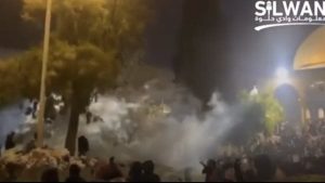 جيش الاحتلال يطلق الغاز المسيل للدموع على المصلين بالأقصي