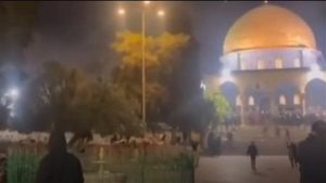 جيش الاحتلال الإسرائيلي يطلق الغاز المسيل للدموع على المصلين في الأقصى.. شاهد