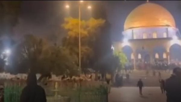 جيش الاحتلال الإسرائيلي يطلق الغاز المسيل للدموع على المصلين في الأقصى.. شاهد