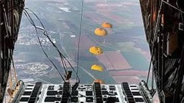 6000 رطل.. القيادة المركزية الأمريكية تسقط مساعدات إنسانية جديدة في غزة