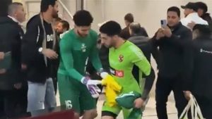 لقطة المباراة.. مصطفى شوبير يستبدل قميصه مع حارس مرمى إنبي