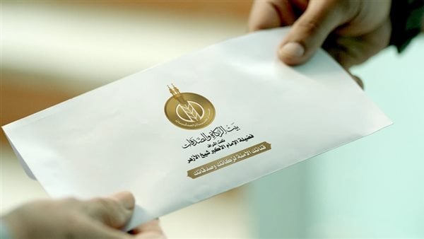 حكم إخراج زكاة الفطر مالًا.. هل تسقط أم تعلق في رقبة المسلم؟