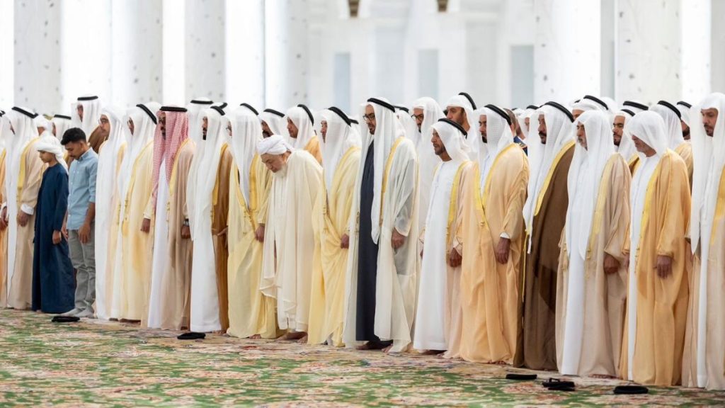 شاهد: قادة الإمارات يؤدون الصلاة ويتبادلون التهاني بعيد الفطر – خبر