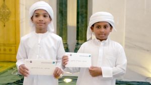 بالفيديو: الشيخ حمدان يعطي العيدية لجميع المؤذنين الشباب في دبي – خبر