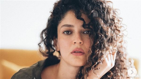 شعر كيرلي .. ندى موسى تستعرض أناقتها على انستجرام