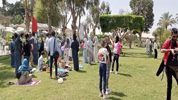 المواطنون يواصلون الاحتفال بثاني أيام عيد الفطر المبارك بالمحافظات