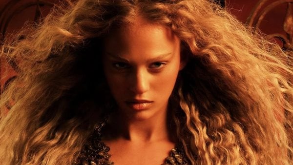 العالمية إليانا تطلق ألبومها الجديد “ولدت”