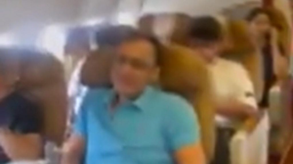 سياسي هندي ينتقد طيران الهند بسبب المقاعد المكسورة في درجة الأعمال على متن رحلة متجهة إلى دبي – أخبار