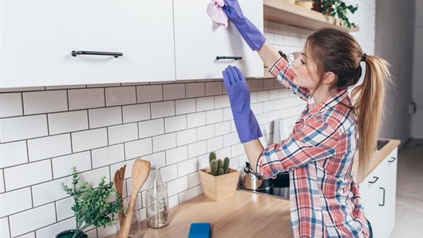 طريقة إزالة الشحوم اللاصقة بشكل فعال من خزائن المطبخ اللامعة