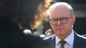 رئيس الوزراء الأسترالي يساعد العامل الفرنسي الذي تدخل أثناء هجوم الطعن في مركز تجاري على تجديد تأشيرته