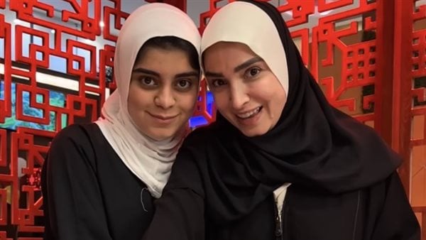 بالحجاب.. روجينا تحتفل بعيد ميلادها مع نجلتها من المدينة المنورة| شاهد