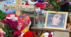 حُكم على امرأة من شيكاغو استدرجت مراهقة حامل إلى المنزل وانتزعت طفلها من الرحم بالسجن لمدة 50 عامًا