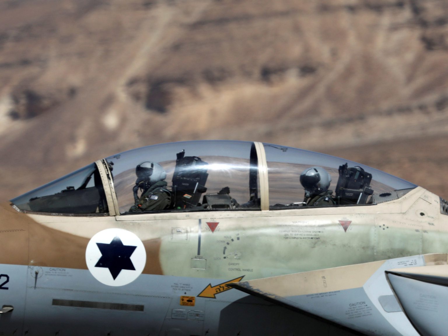 صحيفة بريطانية: إسرائيل قد تستخدم القنبلة الكهرومغناطيسية ضد إيران