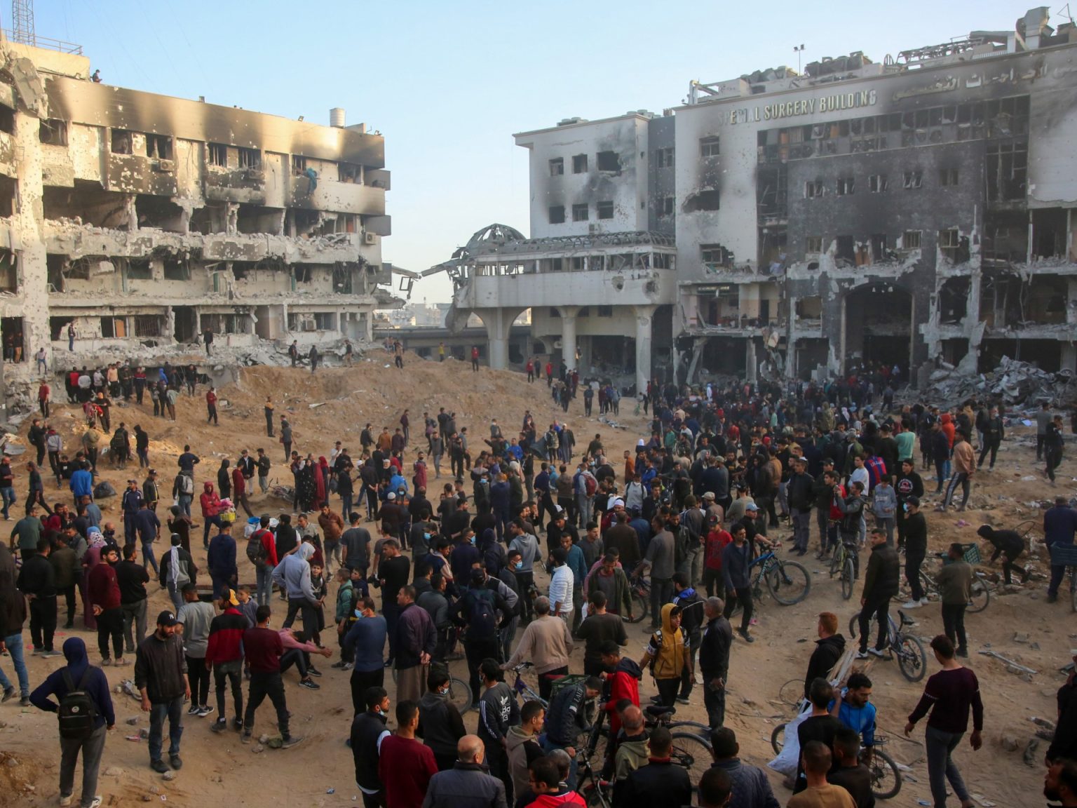 “كأنه مشهد نهاية العالم”.. صور مجمع الشفاء تشعل منصات التواصل