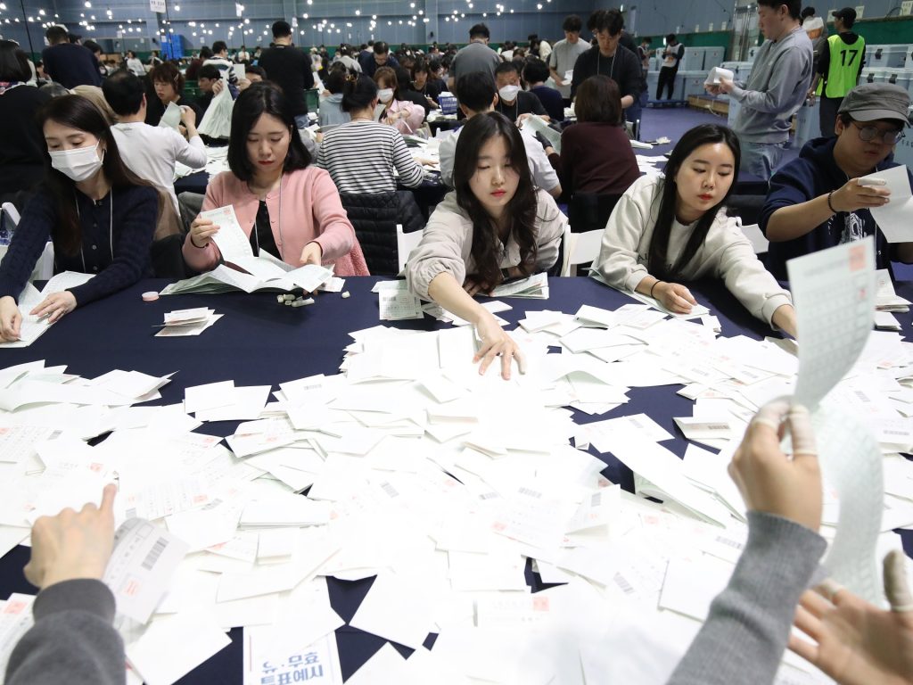 الحزب الحاكم بكوريا الجنوبية يمنى بهزيمة ساحقة في الانتخابات