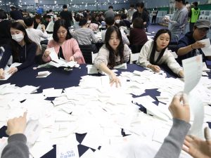 الحزب الحاكم بكوريا الجنوبية يمنى بهزيمة ساحقة في الانتخابات