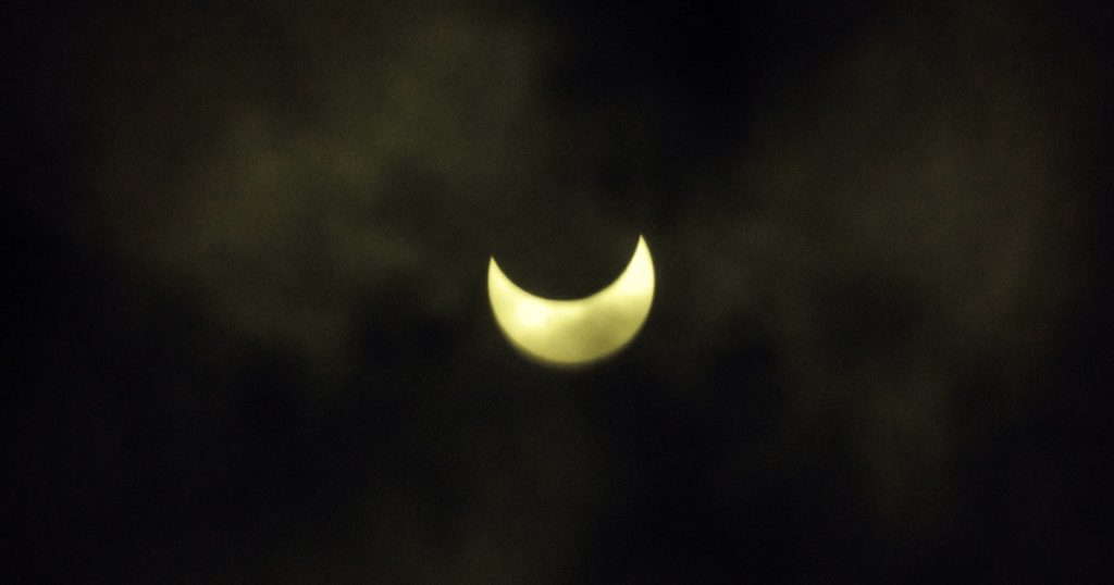 قد تحجب الغيوم والعواصف رؤية كسوف الشمس يوم الاثنين في الولايات الواقعة على طول مساره