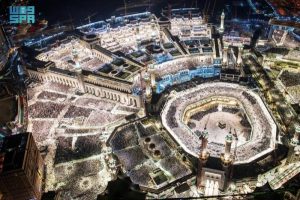 المصلون يحتضنون الروحانية والهدوء في المسجد الحرام في ليلة القدر