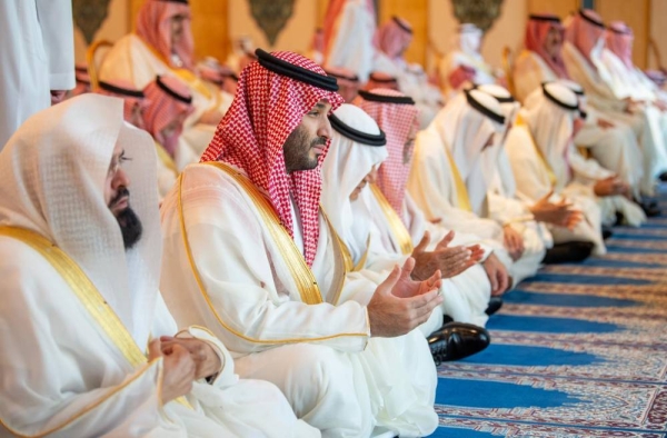 ولي العهد يؤدي صلاة العيد في المسجد الحرام ويستقبل الأمراء وكبار المسؤولين