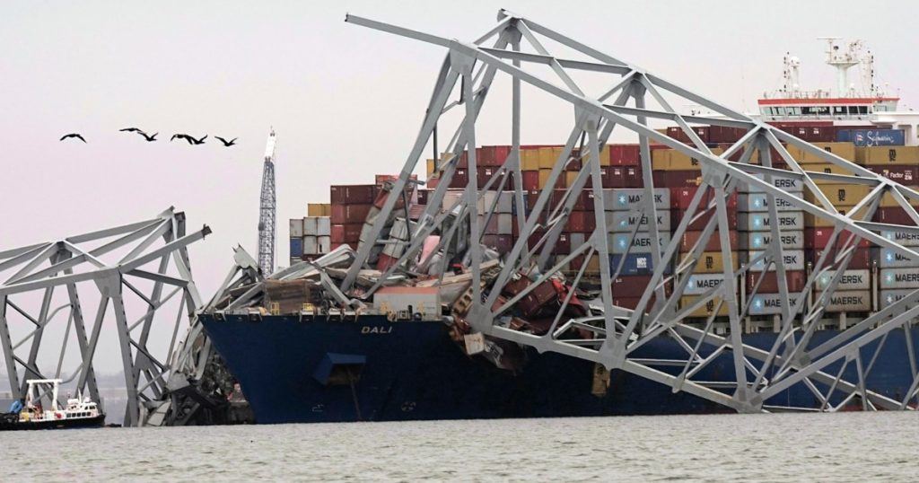 انتشال الجثة الرابعة في انهيار جسر ماريلاند