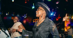 يحتفل معجبو بيونسيه الذين يرتدون الملابس الريفية بأغنية “كاوبوي كارتر” في حفلات الاستماع في تكساس وخارجها