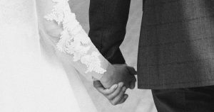 نصحت خريجة جامعة هارفارد لاتينا غرازي صوفيا كريستي النساء بالزواج من رجل أكبر سناً، وانتشر العمود على نطاق واسع.