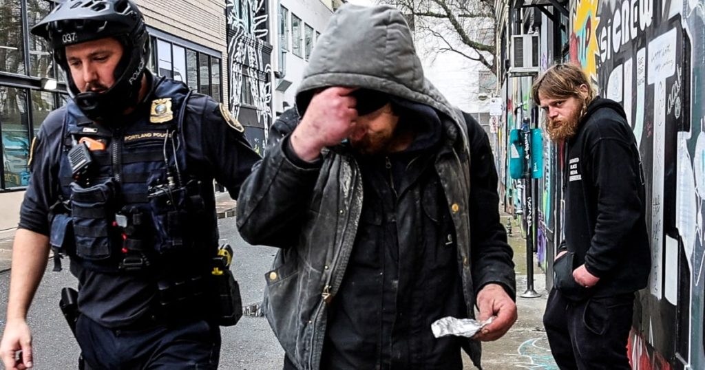 تعيد ولاية أوريغون تجريم كميات صغيرة من المخدرات القوية بعد إلغاء مبادرة الناخبين لعام 2020