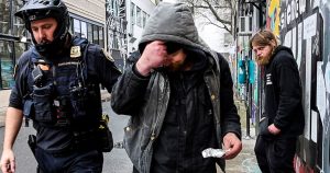 تعيد ولاية أوريغون تجريم كميات صغيرة من المخدرات القوية بعد إلغاء مبادرة الناخبين لعام 2020