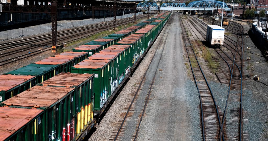 اتهم الفيدراليون ثمانية رجال بسرقة عربات القطار التي تحمل حالات كورونا وموديلو