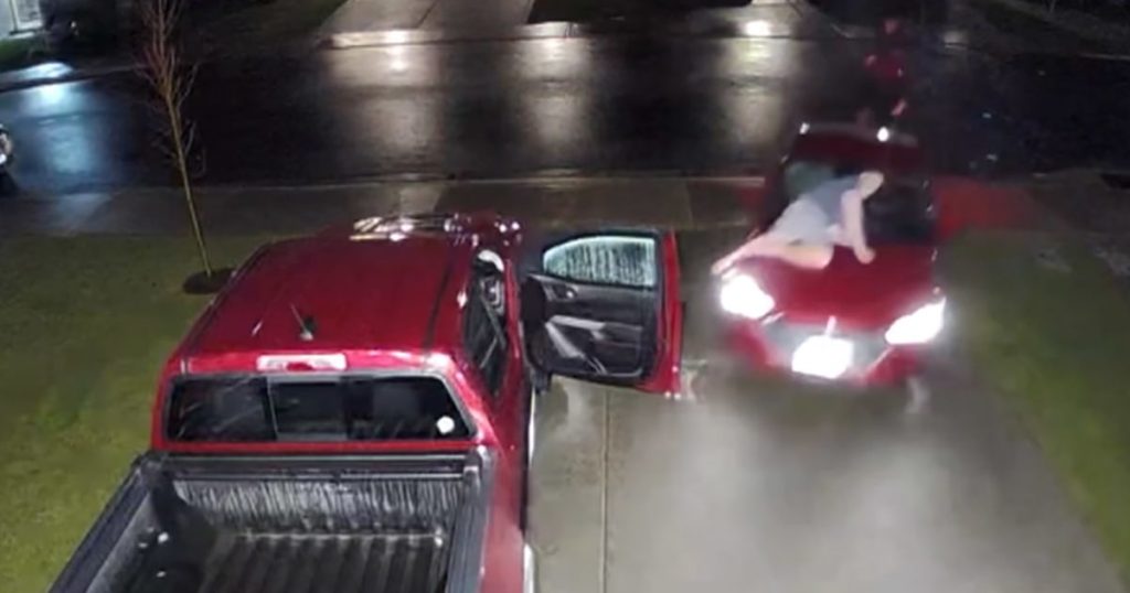 أظهرت كاميرا جرس الباب أن رجلاً كاد أن يدهس بعد أن قاوم لصاً محتملاً