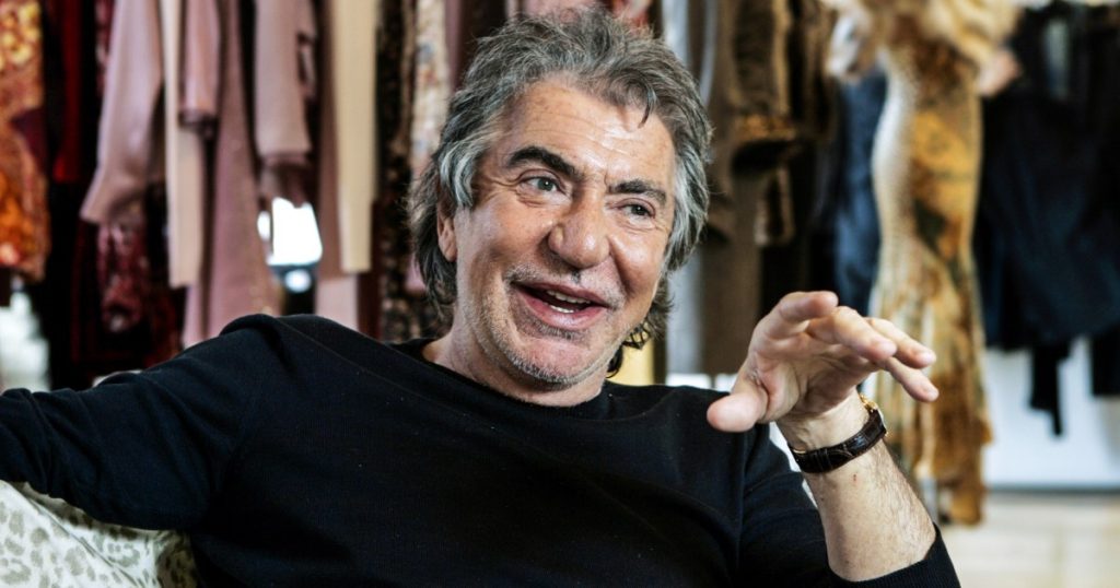 توفي روبرتو كافالي عن عمر يناهز 83 عامًا بعد مسيرته المهنية الشهيرة في مجال الأزياء