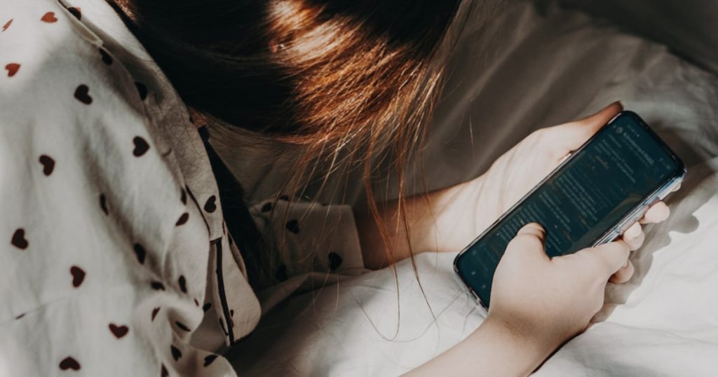 تقول مجموعة علم النفس إن التمرير اللانهائي وميزات وسائل التواصل الاجتماعي الأخرى تشكل “خطورة خاصة” على الصحة العقلية للشباب