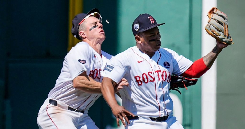 اصطدم لاعب فريق ريد سوكس بزميله في الفريق وأصيب بجرح في جبهته