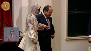 السيسي يساعد فائزة من المكفوفين على نزولها من خشبة المسرح بعد تكريمها