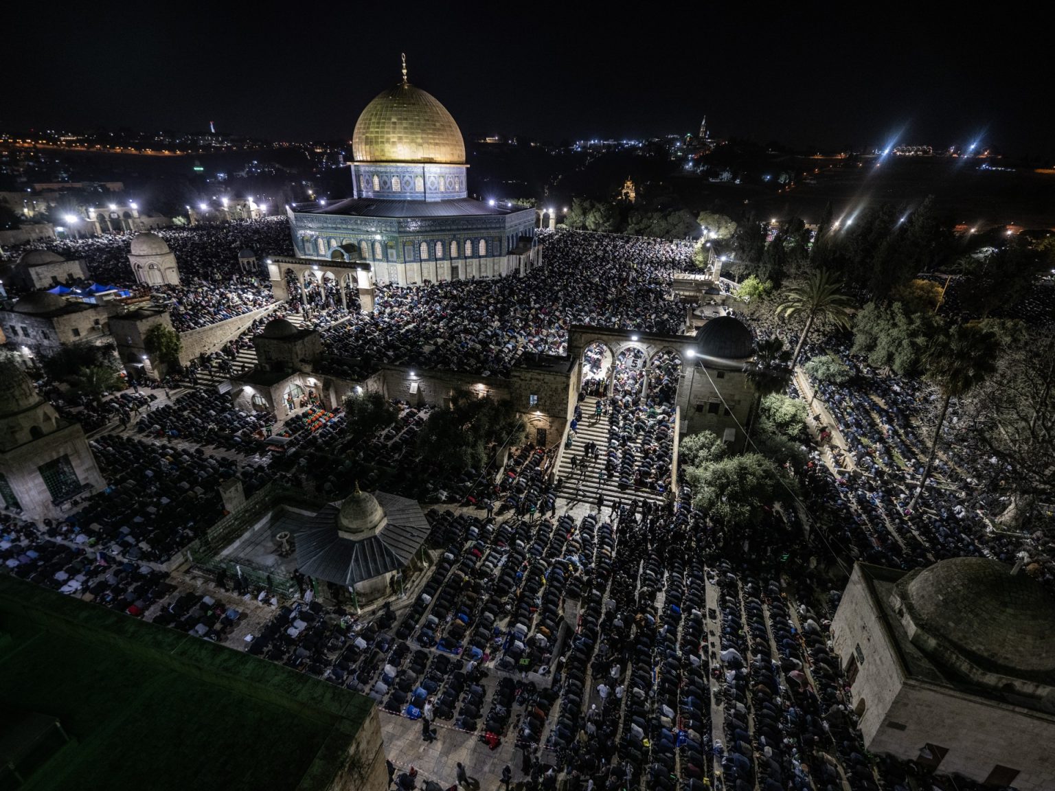200 ألف يصلّون العشاء والتراويح في المسجد الأقصى