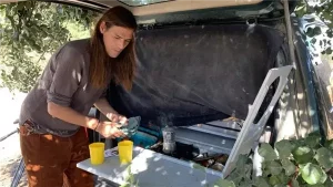 بعد غلاء أسعار المنازل.. سكان مدينة ينتقلون للعيش داخل سياراتهم