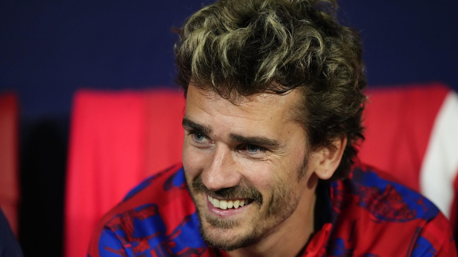 “موهوب تقنيًا” – يشرح جوليان لورينز سبب كون أنطوان جريزمان “المستهان به” مفتاحًا لأتلتيكو مدريد