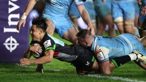 “قرد من الخلف” – يبهر سميث بينما يصنع هارليكوينز التاريخ