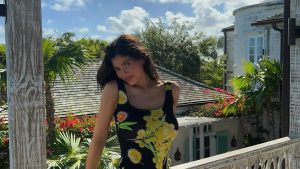 تضيف كايلي جينر قطعًا كلاسيكية إلى مجموعتها