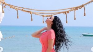 على الشاطئ .. ميرهان حسين تهنئ جمهورها بعيد الفطر المبارك