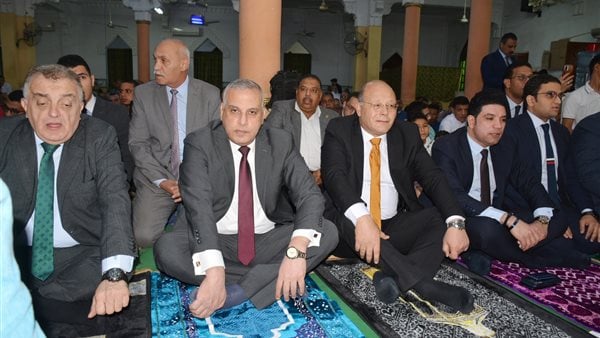 أجواء احتفالية.. محافظ سوهاج يؤدي صلاة عيد الفطر المبارك بمسجد الشرطة