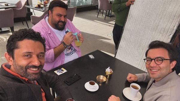 كسرتوا الدنيا.. حمدي المرغني يهنئ أبطال مسلسل “خالد نور وولده نور خالد”