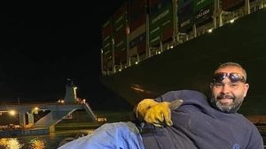 تنبأ بموته ثم أنهى حياته.. القصة الكاملة لرحيل أحمد عزت بطل تعويم السفينة إيفرجيفين