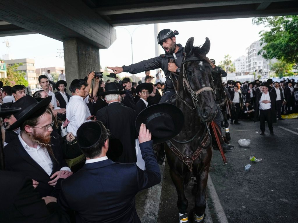 متدينون يهود يتظاهرون ضد التجنيد بالجيش الإسرائيلي