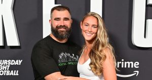 كايلي كيلسي تمزح على زوجها جيسون كيلسي الذي يحتاج إلى “الخروج من المنزل” بعد اعتزاله اتحاد كرة القدم الأميركي
