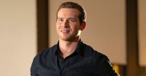 أوليفر ستارك من 9-1-1 “غاضب” من دعم قبلة باك للمثليين: “أنا حقًا لا أهتم” بالكارهين