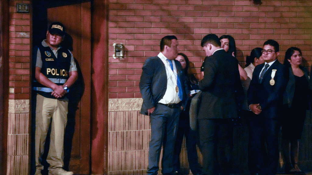 رئيس بيرو يصل للإدلاء بشهادته أمام المدعين العامين وسط تحقيقات موسعة بشأن “رولكس جيت”.