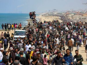 الاحتلال يستهدف مجددا النازحين العائدين لشمال غزة