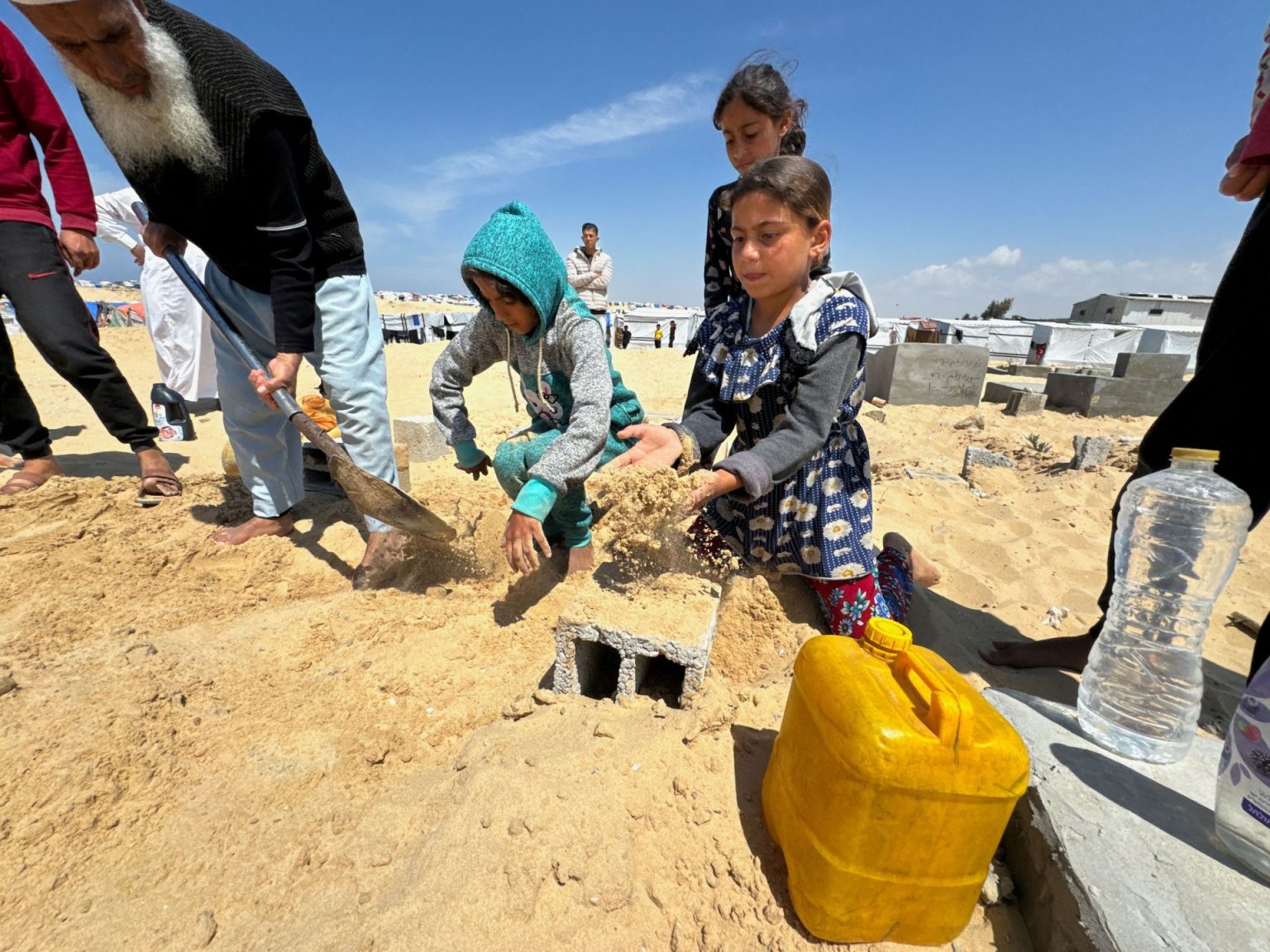 غارات إسرائيلية بغزة في ليلة العيد و20 ألف فلسطيني تحت الأنقاض