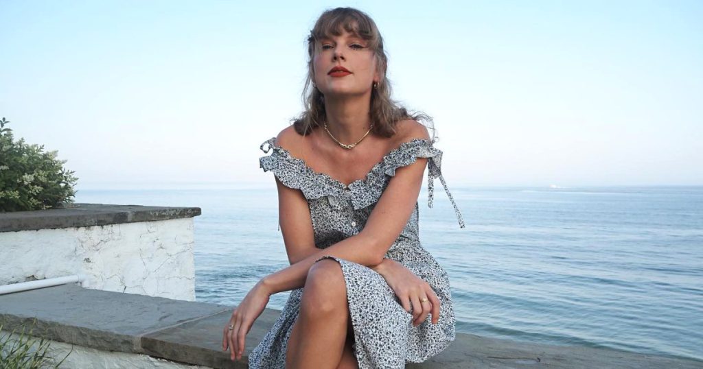 تايلور سويفت تلمح إلى أن لديها “العديد من الأشياء المثيرة القادمة” في حفل توزيع جوائز iHeartRadio لعام 2024